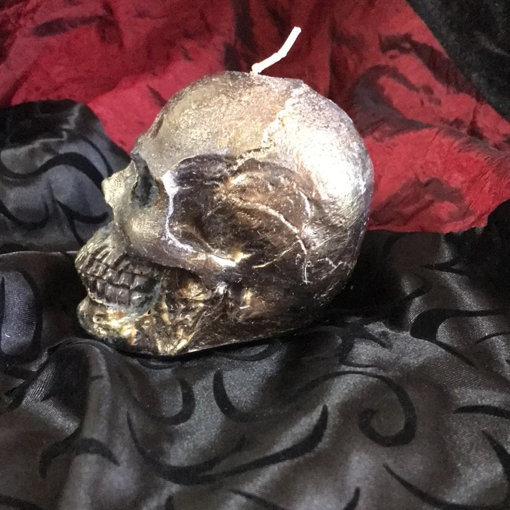 Skull candle grey wax with a gold leaf finish. Goth decor Halloween candle skull - Picture 2 of 7